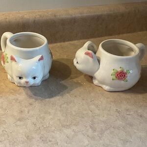 Set of 2 kitten mugs with snack compartment